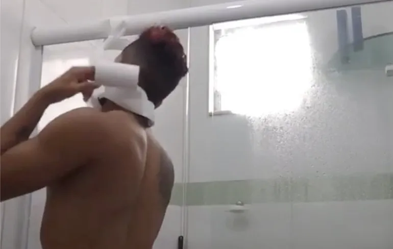 Braziliaan dacht grappig te doen en kon toen aan de schoonmaak