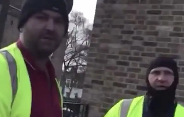 Karen is de weg kwijt en valt daardoor werkers lastig in Londen