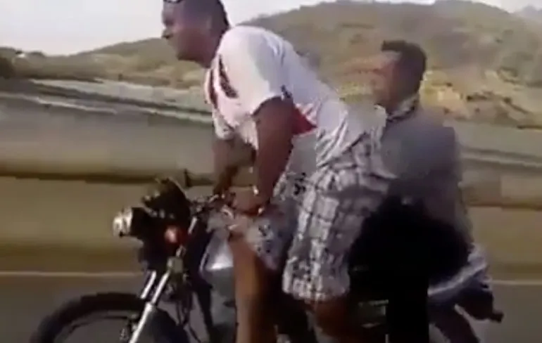 Van bestuurder wisselen tijdens motorrijden blijkt geen goed idee…