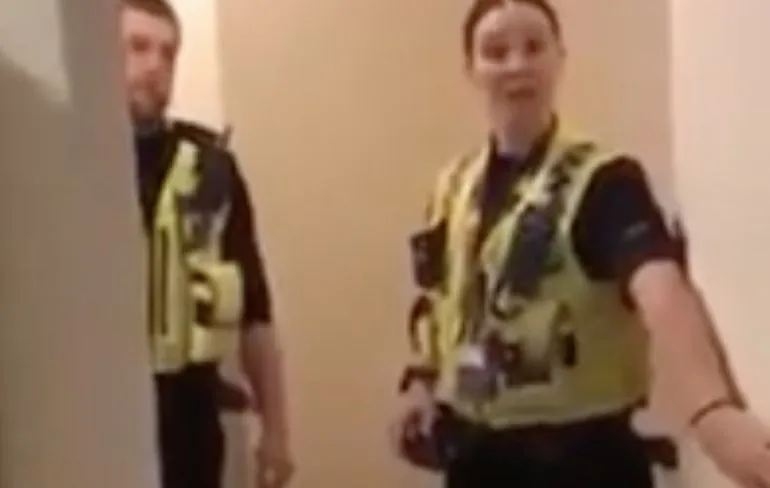 Engelsman stuurt politie weg na klachten die nergens over gaan