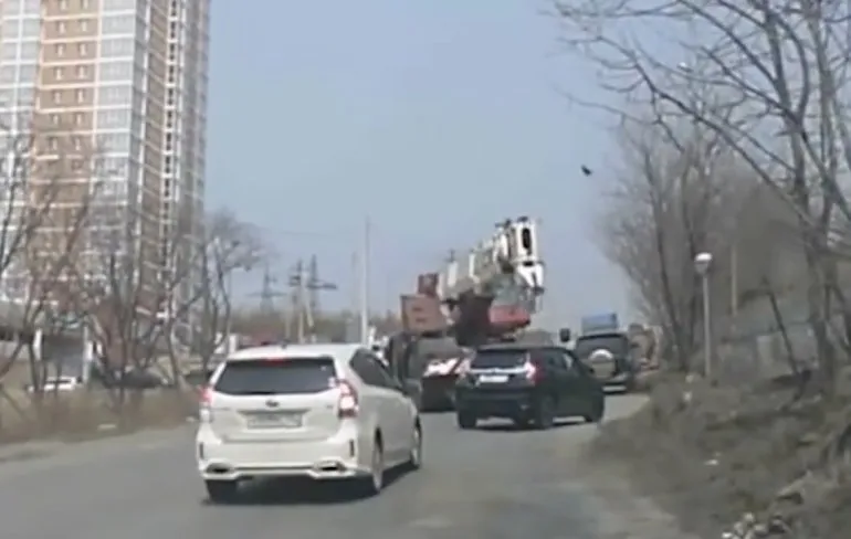 Als een kraan zonder remmen een autootje meeneemt in Vladivostok