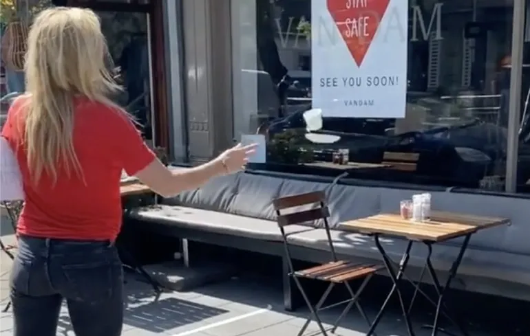 Nicolette van Dam is al aan het oefenen qua anderhalve meter samenleving