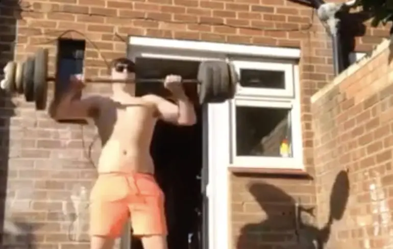 Hond niet echt onder de indruk van gewichtheffend baasje