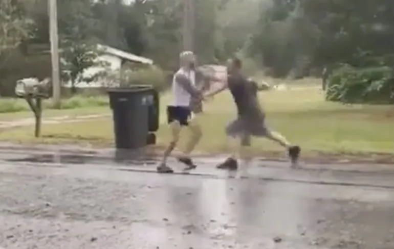 Knaap valt dochter lastig en paps kan worstelen