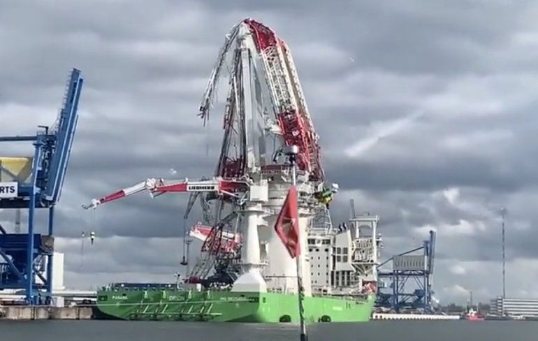 Mega kraan op offshoreschip ingestort in Rostock