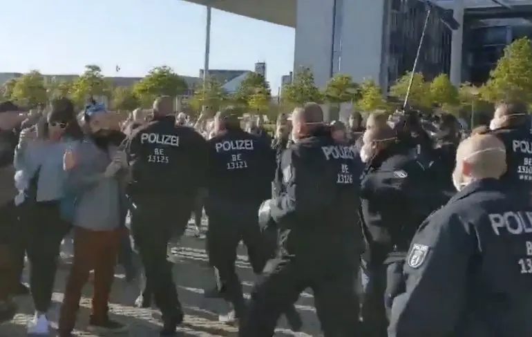 Agentje pesten met een opblaasbare dame in Carnon-Plage
