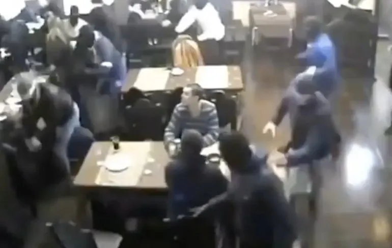 Gast blijft uitermate rustig onder flashmob overval