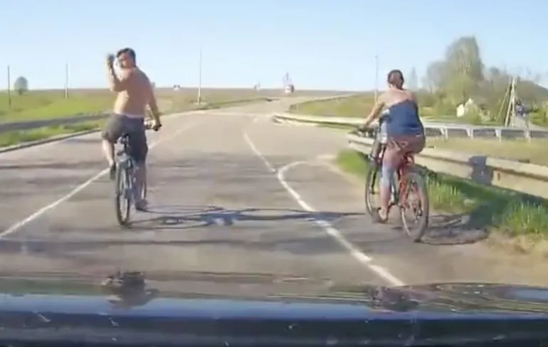 Fietser die puntje probeert te maken krijgt koekje van eigen deeg