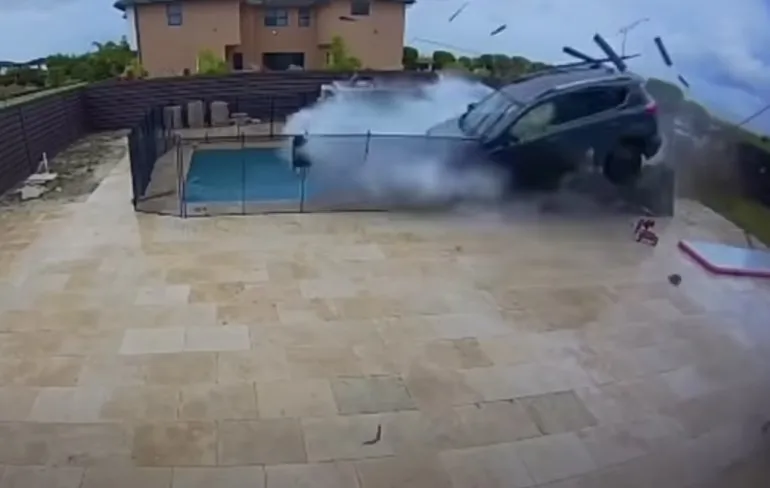 Toyota RAV4 valt zwembad in Miami aan