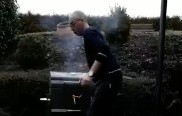 Carbid in de BBQ levert een oeps op