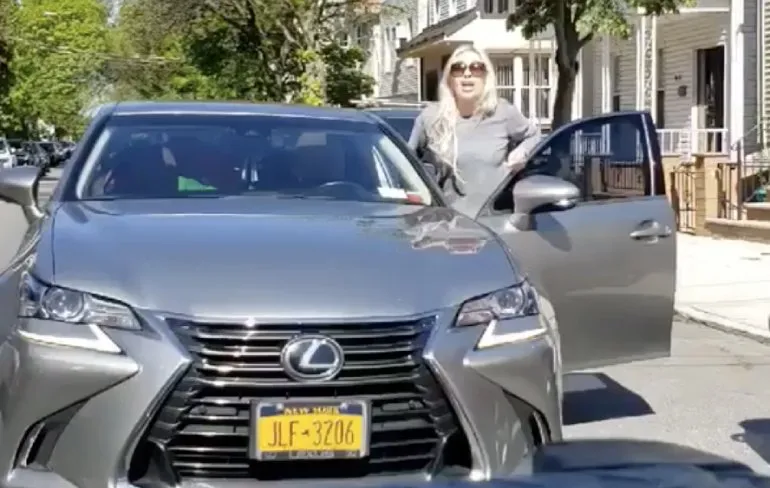 Karen met duckface treft Jamaicaanse bezorger