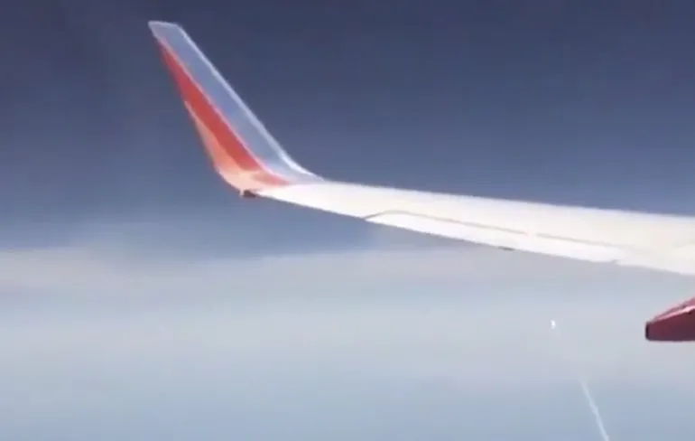 SpaceX Crew Dragon lancering gefilmd vanuit een vliegtuig