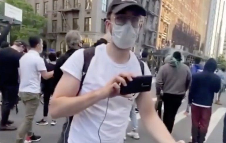 Streamer roept op om chaos te schoppen voor de views tijdens demonstratie