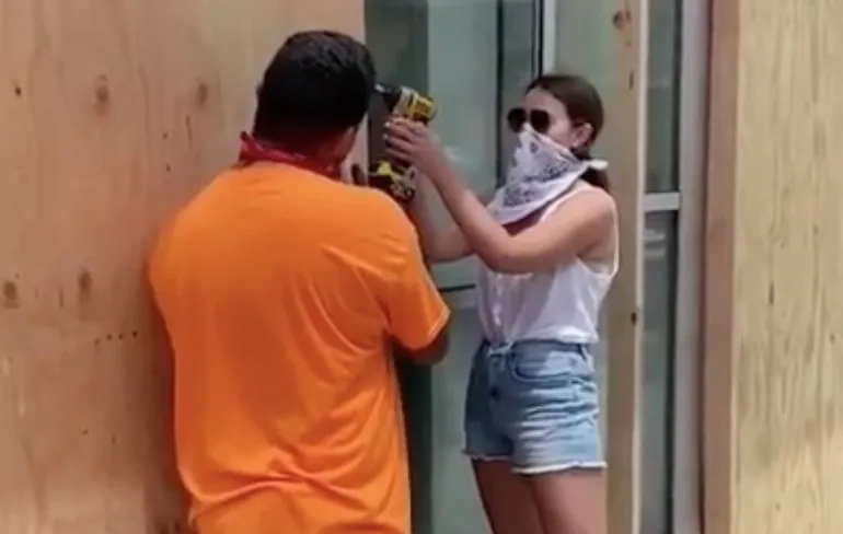 Dappere vrouw helpt winkel beschermen voor de views en likes