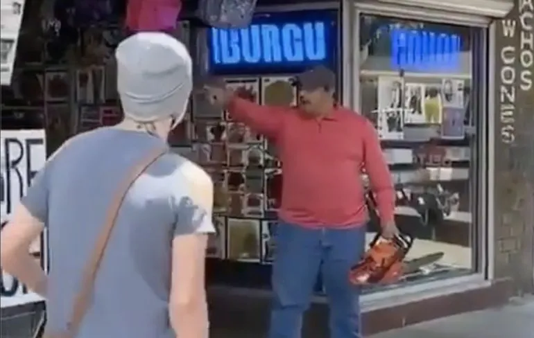 Mexicaan met kettingzaag laat witte betogers schrikken: Someone please call 911…