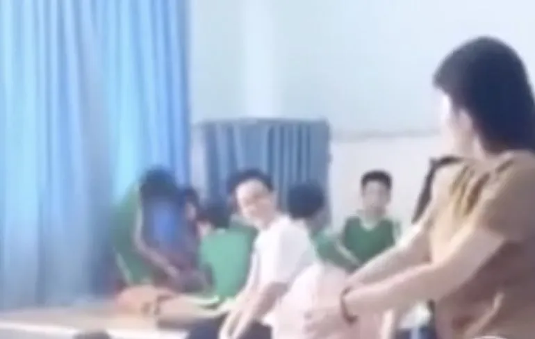 Juf bezorgd klas even mini trauma met aardige prank