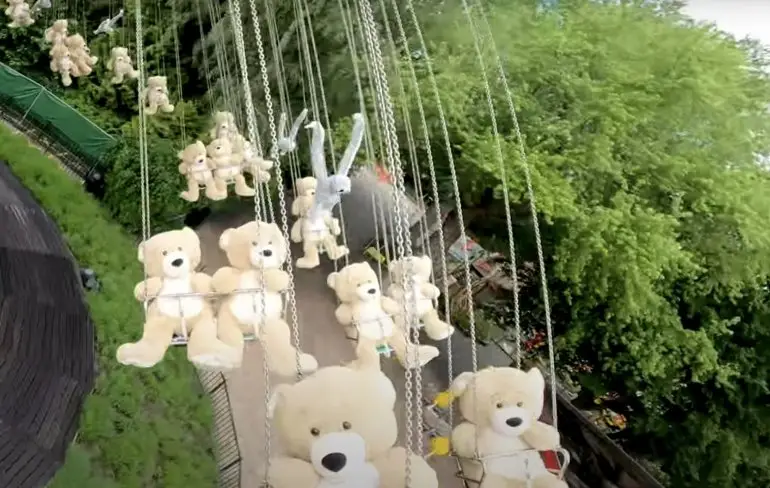 De knuffelberen maken ook een rit in de Super Swing van Walibi Holland