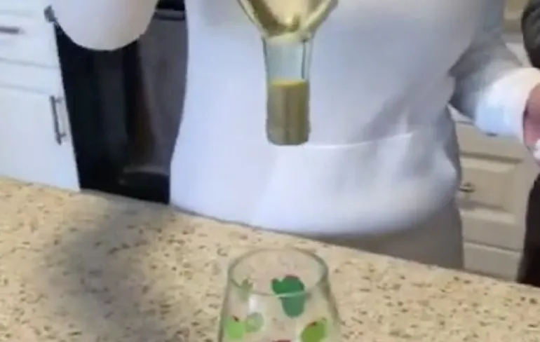 Zatte dames nemen het op tegen een wijnfles met kurk