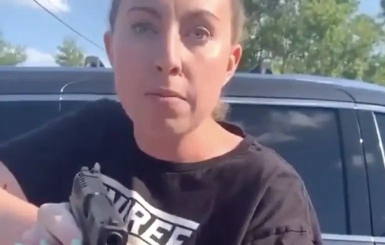 Kyle veroorzaakt bijna een aanrijding en instabiele Karen regelt het wel even