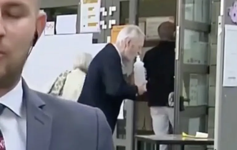 Oude baas snapt maar weinig van desinfecterende handgel