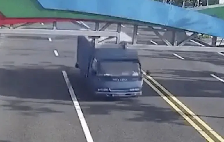 Container op vrachtwagentje was iets te hoog