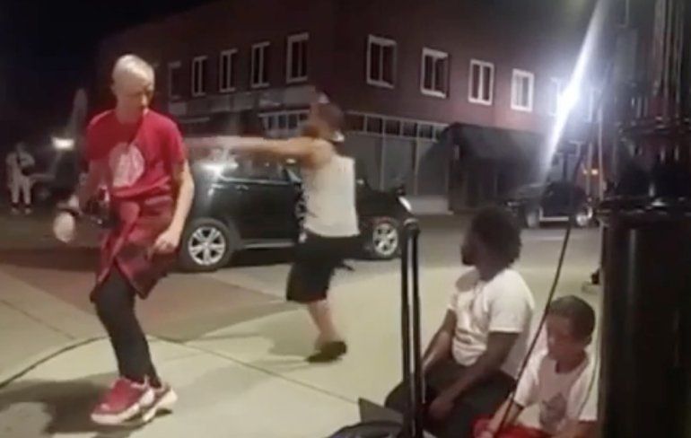 12-jarig jochie die dansje doet krijgt dreun op niets af in Missouri