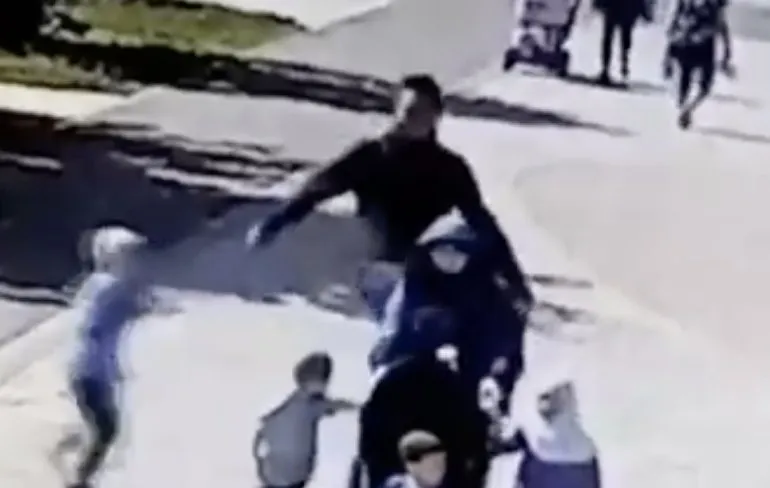 Gast heeft hekel aan vrouwen, dus schopt ze