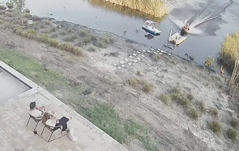 Knaap parkeert jetski op geheel eigen wijze