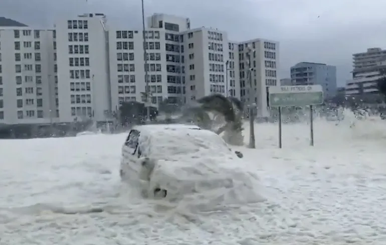 Kaapstad heeft een beetje last van zeeschuim