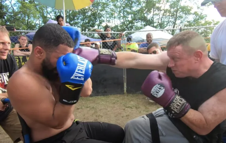 Knokken in een rolstoel: Hell on Wheels vs Iraqi Assassin