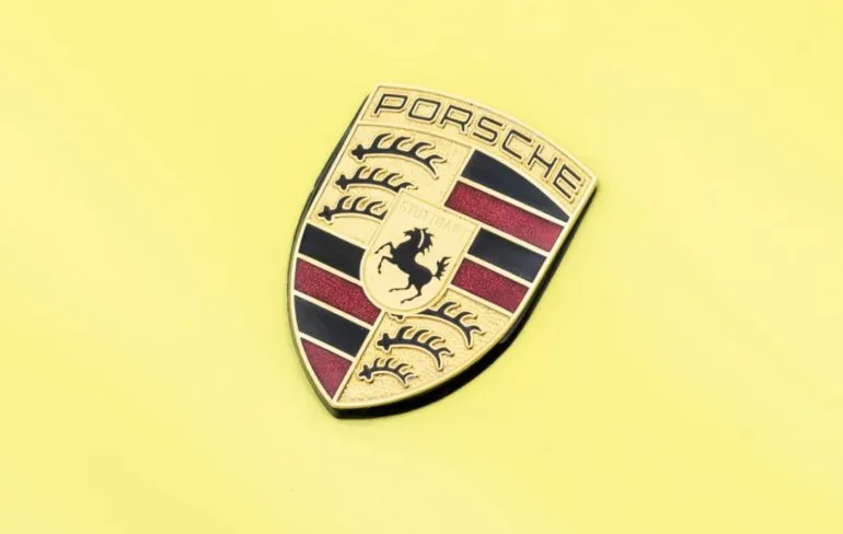 Gasten rijden knetterlam in Porsche cabrio door Oekraïense stad Lviv