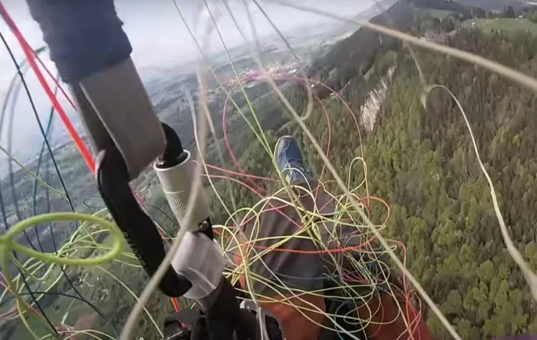 Paraglider heel blij met extra parachute tijdens vlucht in Zwitserland