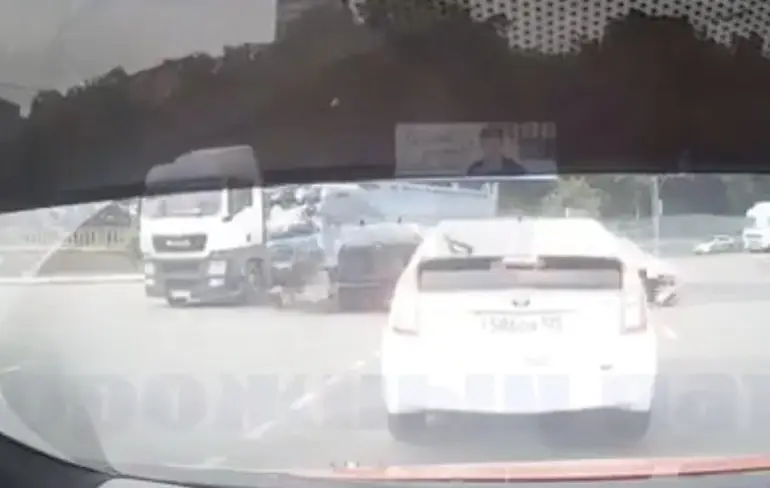 Wondertje dat niemand gewond is geraakt na op hol geslagen vrachtwagen in Vladivostok