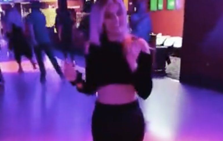 Roller Disco dame doet haar dansje