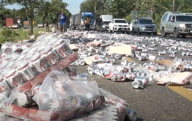 Heel veel blikjes bier over de weg in Thailand