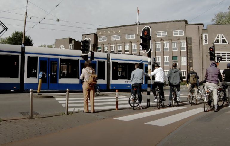Waarom je in Nederland minder tijd kwijt bent met wachten voor verkeerslichten