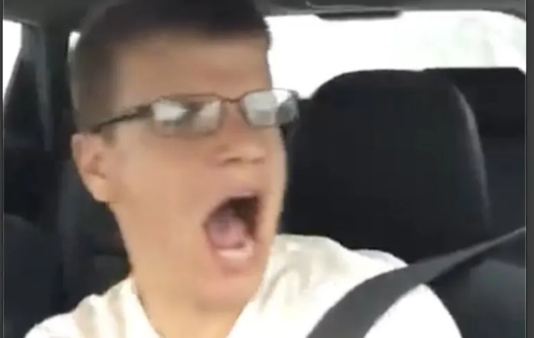 Amateur zanger zingt even toontje lager na aanrijding