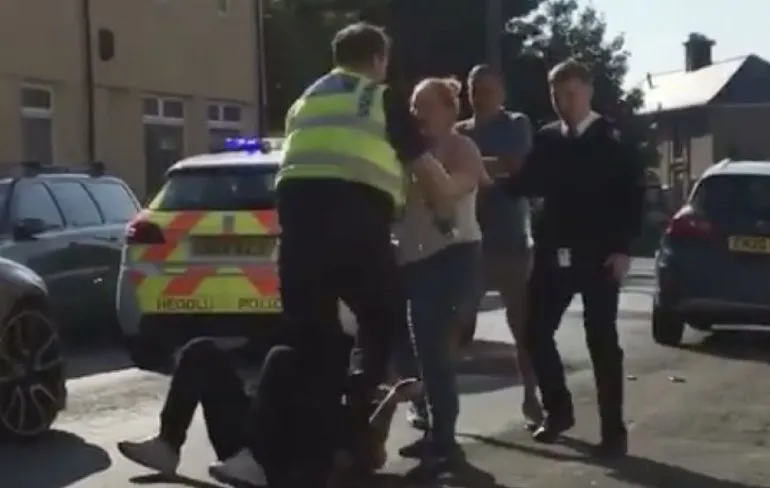 Agent uit Wales gaat viral na snelle actie tijdens aanhouding van vrouw