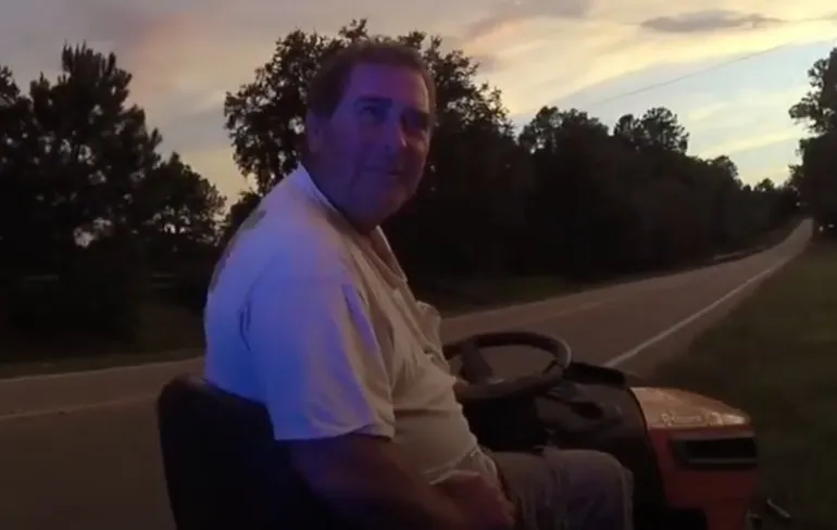 Drie keer eerder veroordeelde zatlap aangehouden met zitmaaier op de snelweg