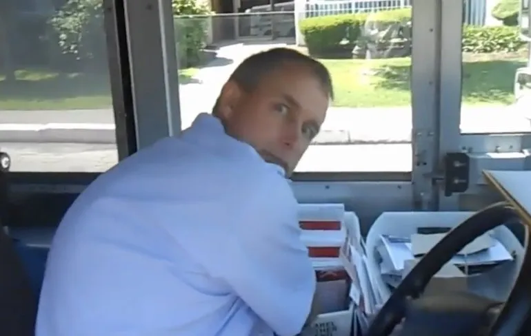 Vrouw beschuldigd postbode van stalken, postbode is oprecht verbaast