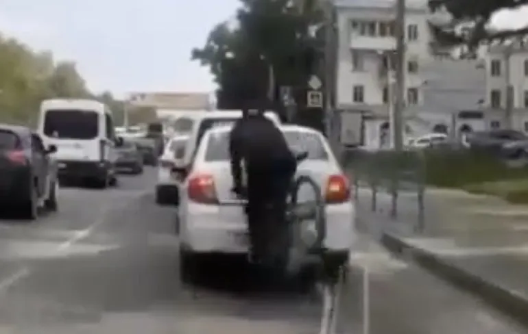 Fietser doet een onvervalste hit and run