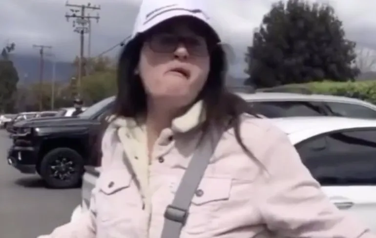 Karen zeer ontevreden over in de weg staande ambulance na steekpartij