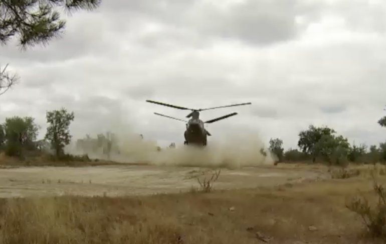 Chinook en Cougar helikopters trainen op brown-out landingen