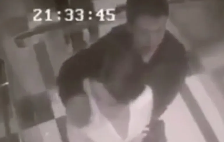 Creepy gast had even de verkeerde te pakken in een lift