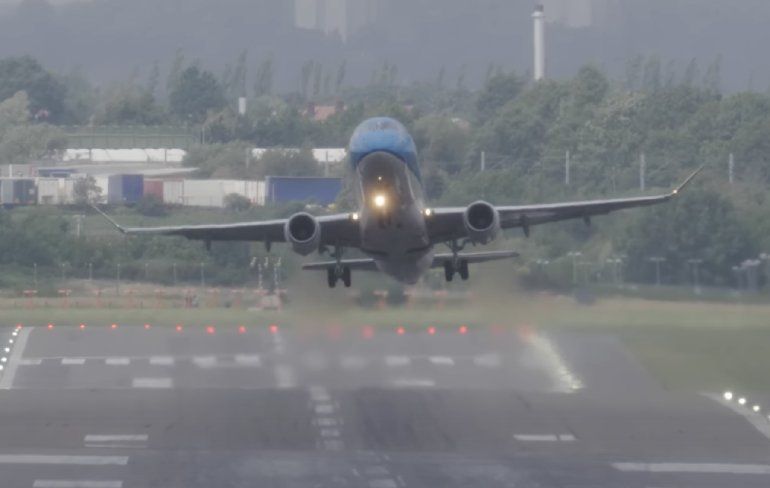 Piloten konden even aan de bak tijdens storm Ellen op Birmingham Airport