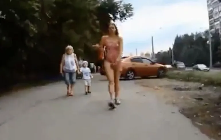 Rokjes omhoog trekken voor internetfaam