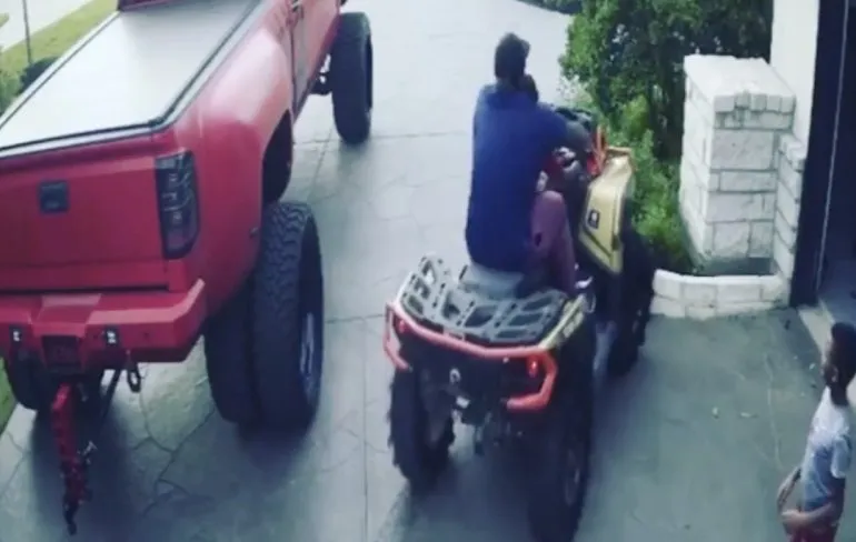 Kind van UFC ster Derrick Lewis trok even het gas open 