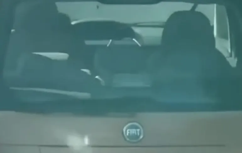 Dame hielp chauffeur in Fiat een beetje uit zijn concentratie