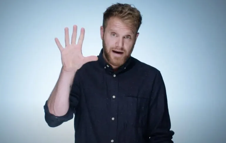 Tante Toof heeft een hele duidelijk boodschap voor roltrap Annie