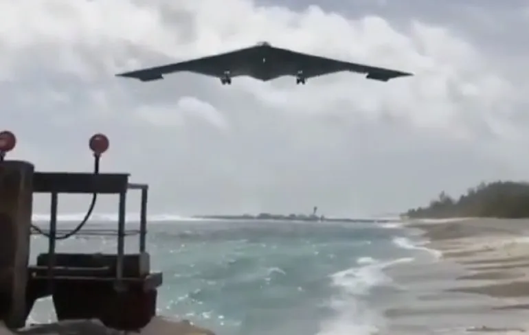 B-2 Bomber landing gefilmd vanaf het strand